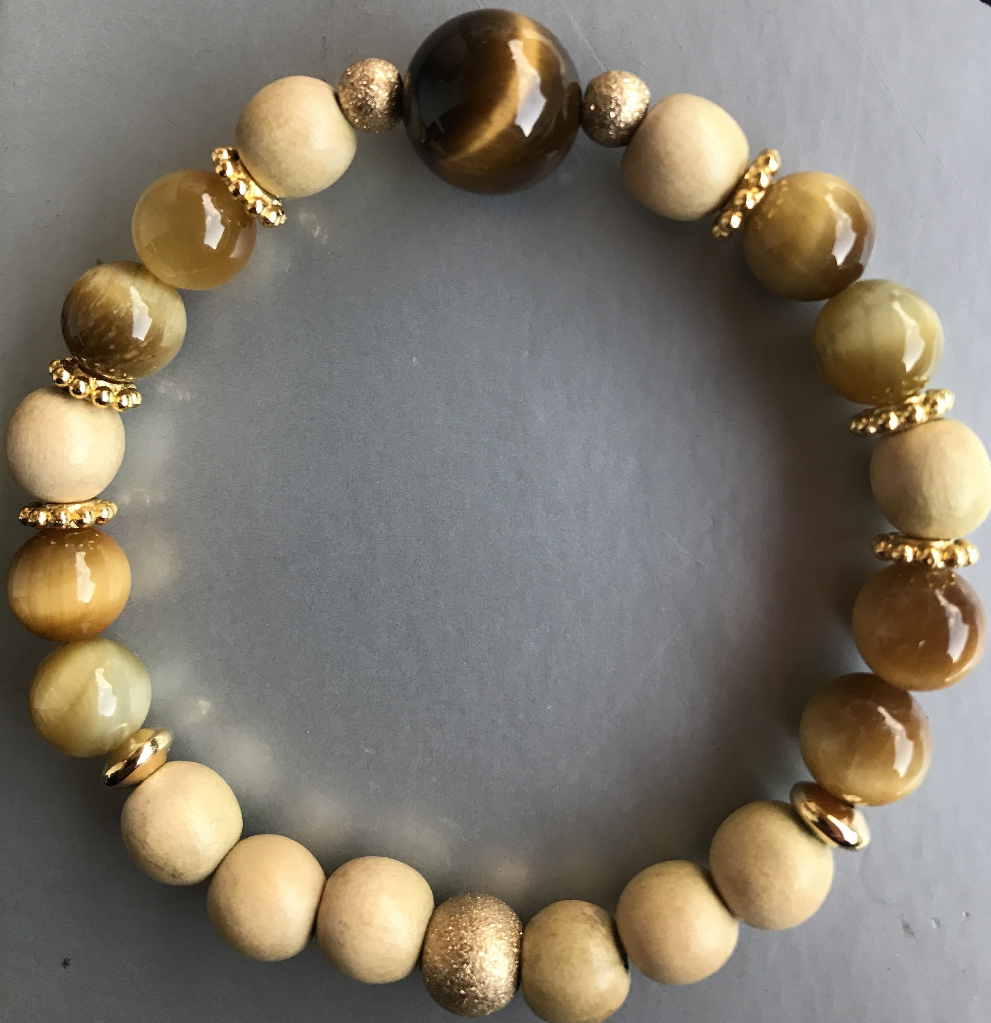 Bracelet composé d’Œil de Tigre et de perles de Bois de coco (pierres de 8mm).