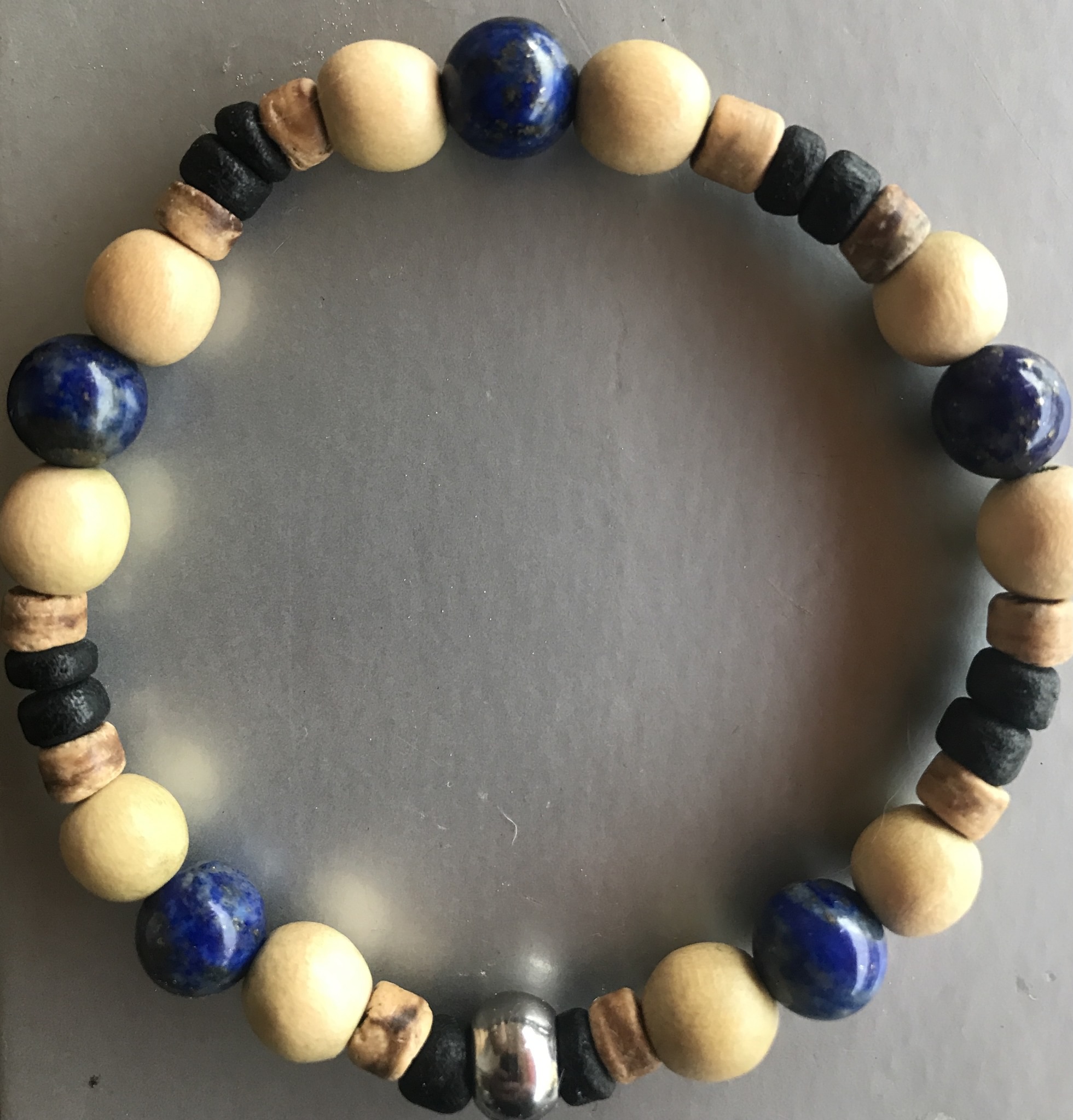 Bracelet de 19cm en écorce de coco, avec perles de Lapis Lazuli ( pierres de 8mm).