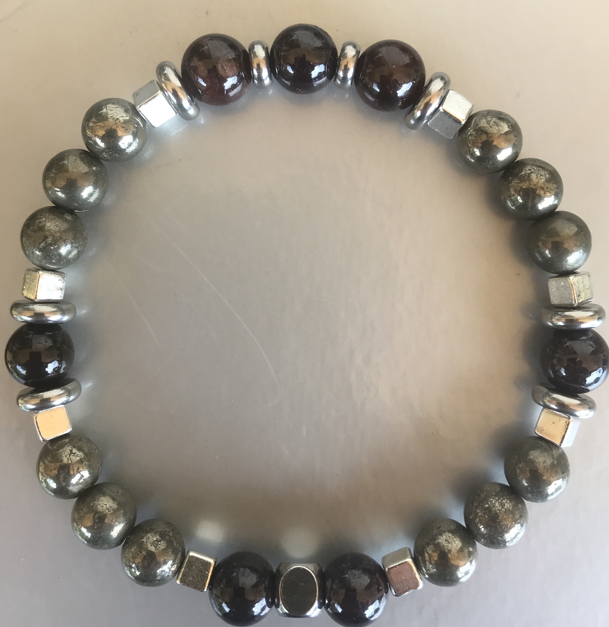 Bracelet "Fête des pères" composé de Pyrite et de Grenat  (perles de 8mm).